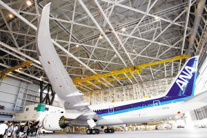 隨著一架B787“夢想飛機”在日本東京羽田機場著陸，波音公司終于結(jié)束了其為期3年延遲交付的噩夢