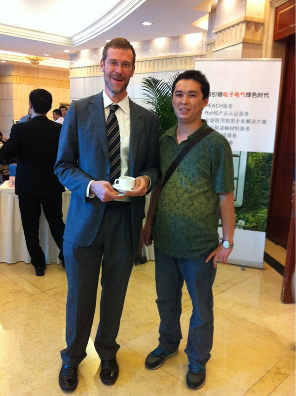 潤大世紀員工與環(huán)球資源首席運營官、執(zhí)行總裁裴克為(Craig Pepples)在一起